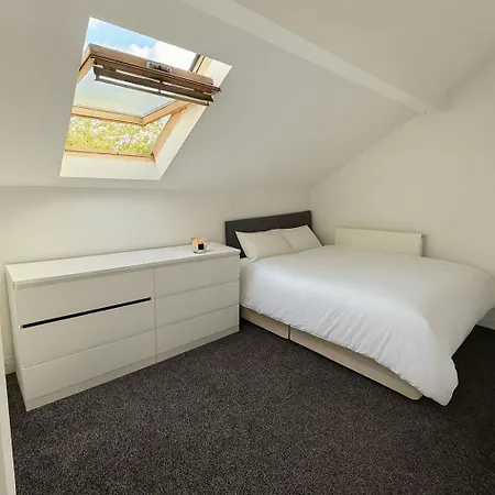 Holiday home Contractor Stay, Stylish 4br House, 4bd, Central, Free Wifi, Parking *