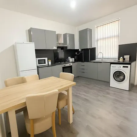 Contractor Stay, Stylish 4br House, 4bd, Central, Free Wifi, Parking Holiday home *