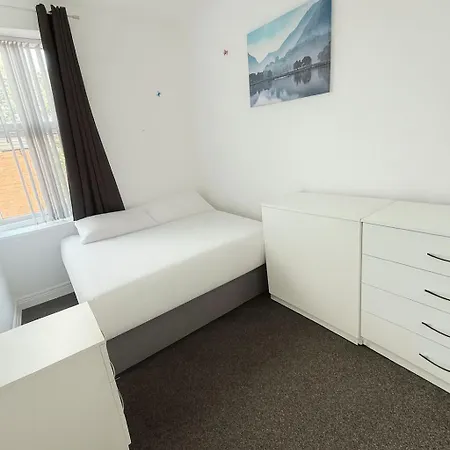 Contractor Stay, Stylish 4br House, 4bd, Central, Free Wifi, Parking Holiday home