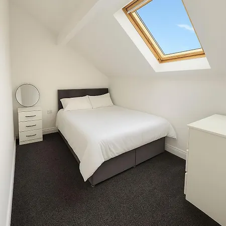 Holiday home Contractor Stay, Stylish 4br House, 4bd, Central, Free Wifi, Parking *
