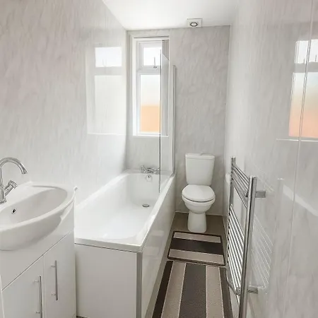 Contractor Stay, Stylish 4br House, 4bd, Central, Free Wifi, Parking